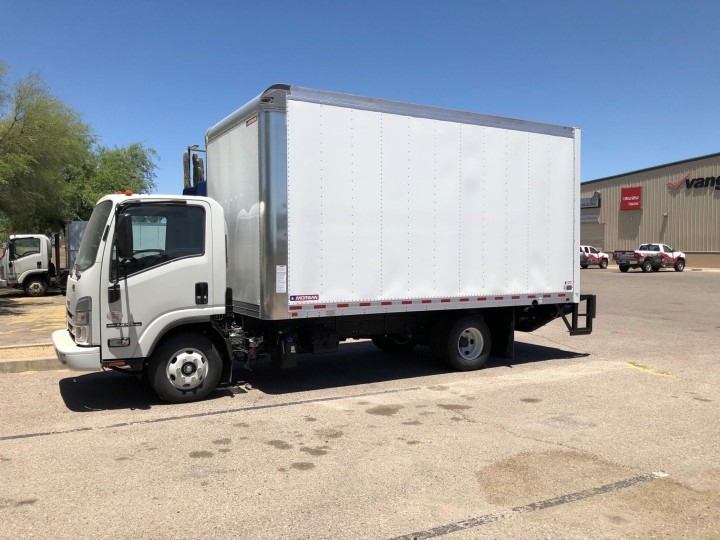 19 Foot Box Truck Isuzy