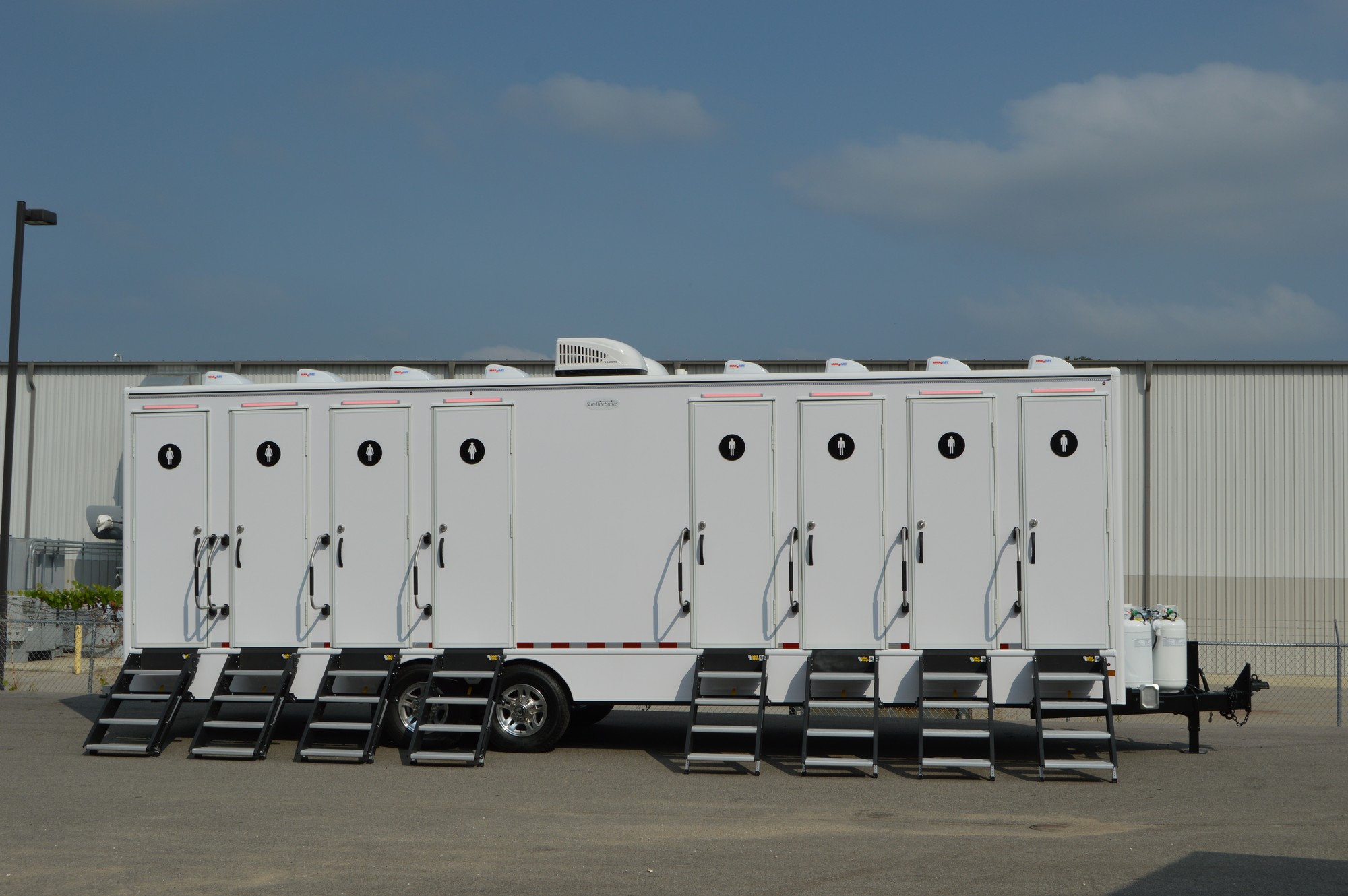 8 Stall Shower Trailer - Image 1 of 1