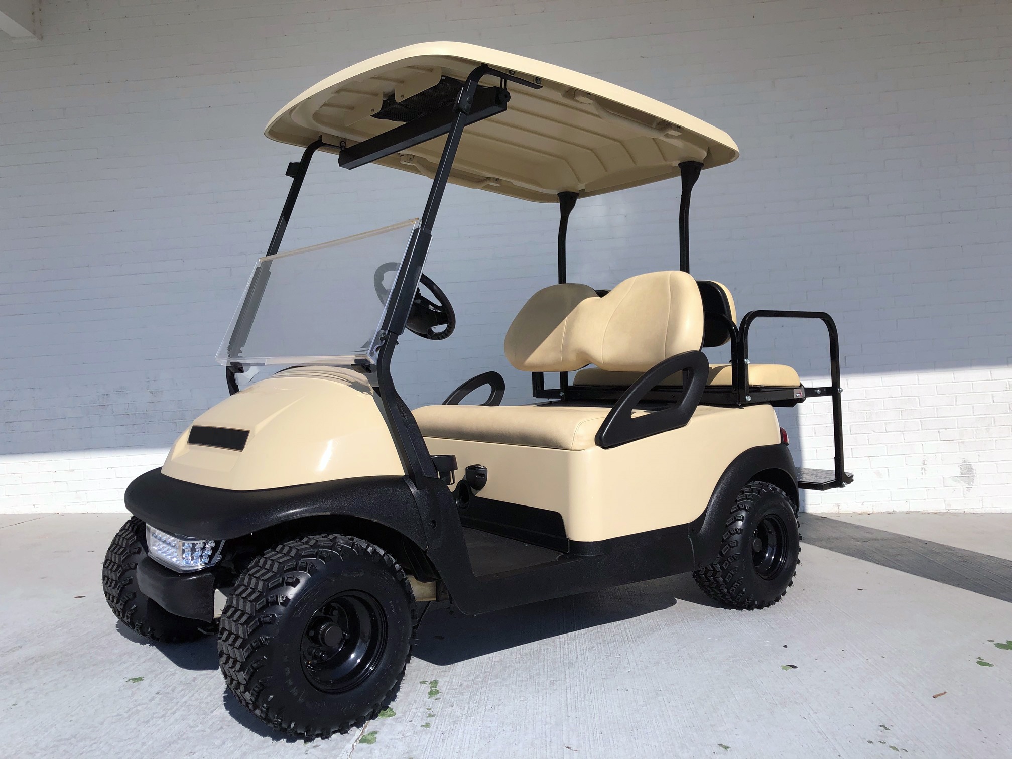 Golf Cart near Sunny Beach - Image 1 of 1