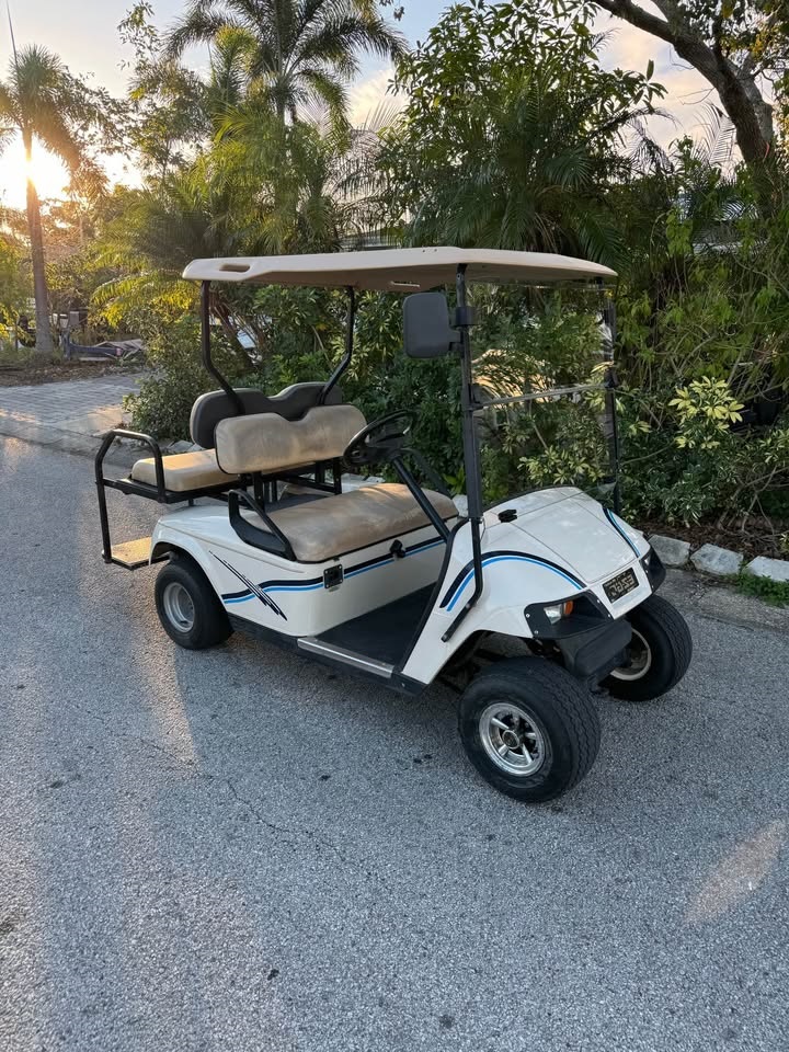 Retro Golf Cart - Image 1 of 1