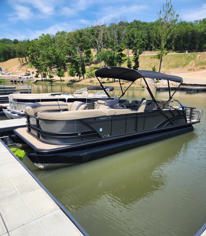 Cool tritoon rent at the Lake of the Ozarks