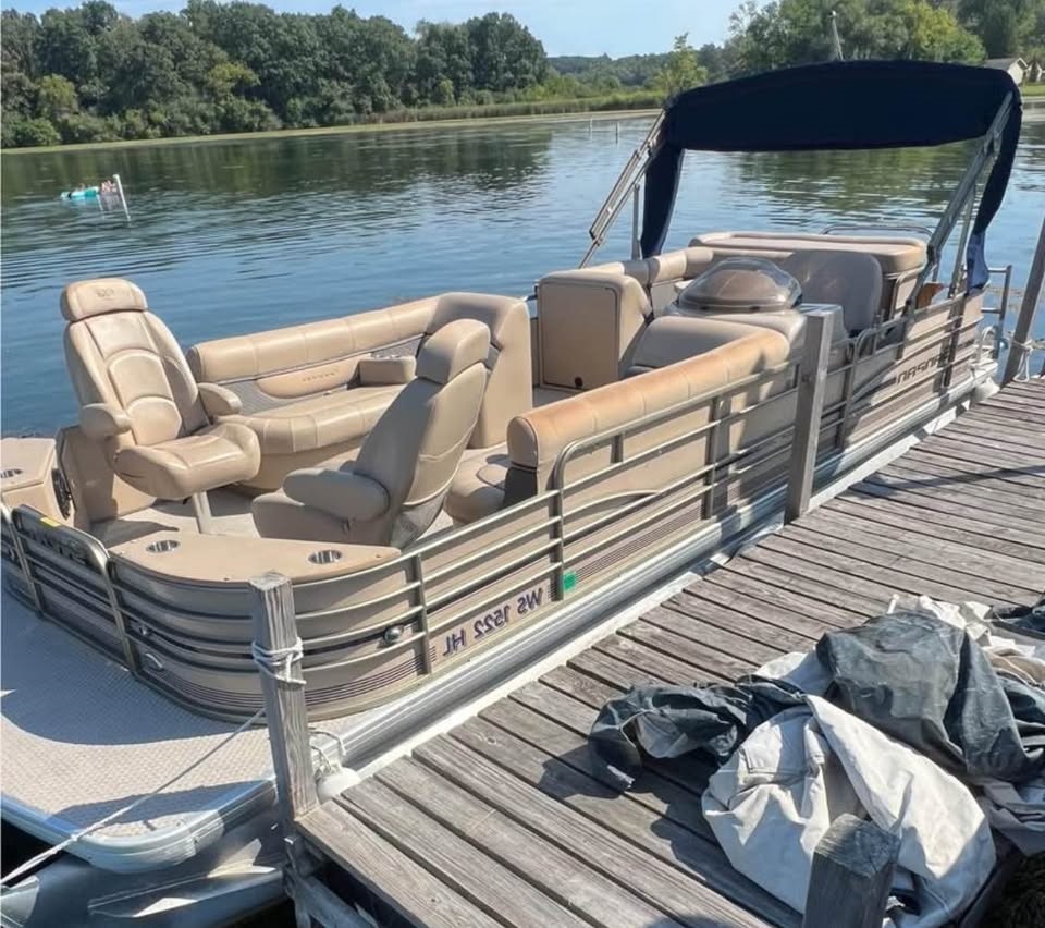 8-seater Pontoon Madison - Image 1 of 1