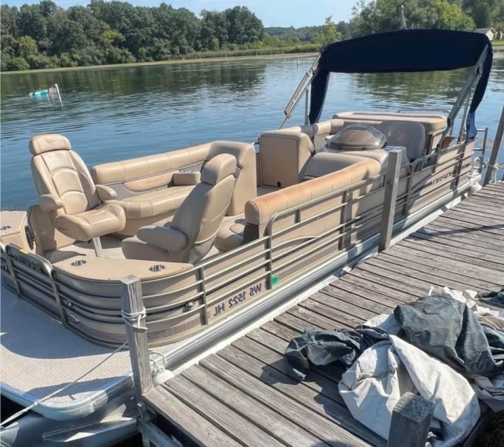 8-seater Pontoon Madison