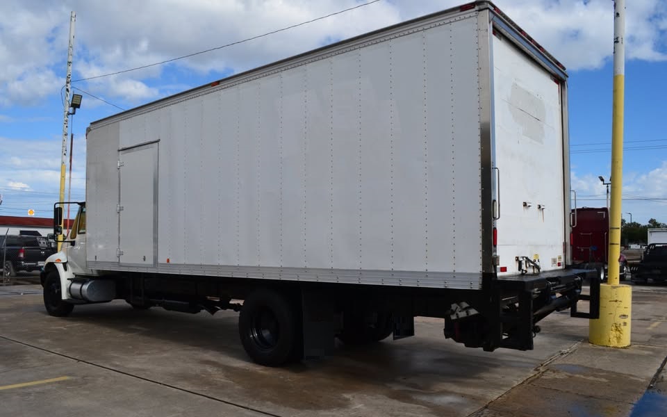 2017 26 ft Box Moving Truck - Image 1 of 1