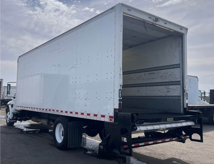 2016 International 26 ft Box Truck