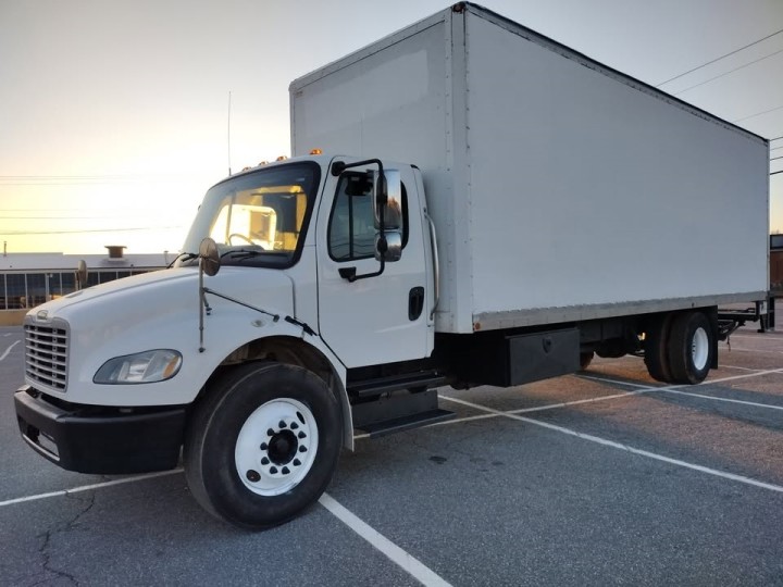 2016 Freightliner M2 Moving Truck 26'