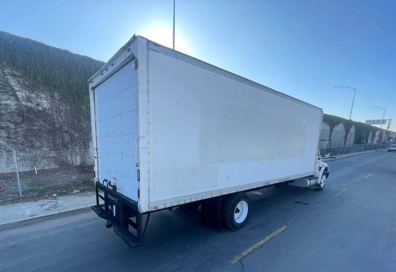 2016 International 26 Foot Moving Truck - Image 1 of 1