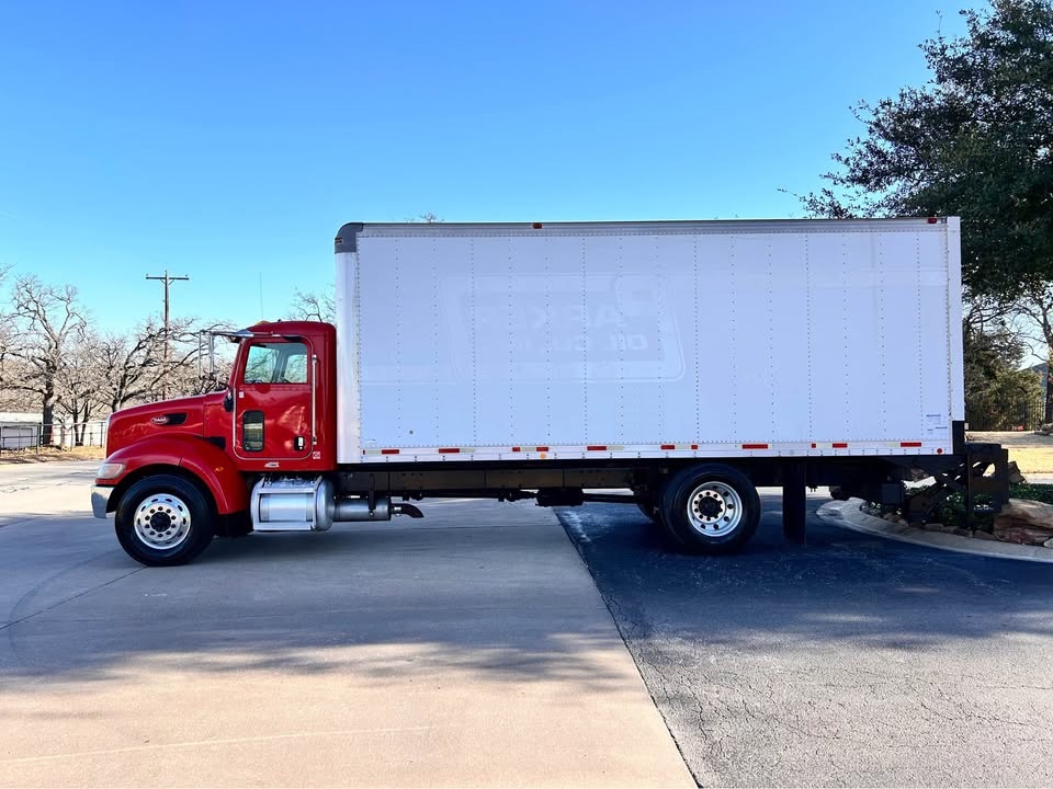 2006 Peterbilt 335 Box Truck 24 ft - Image 1 of 1