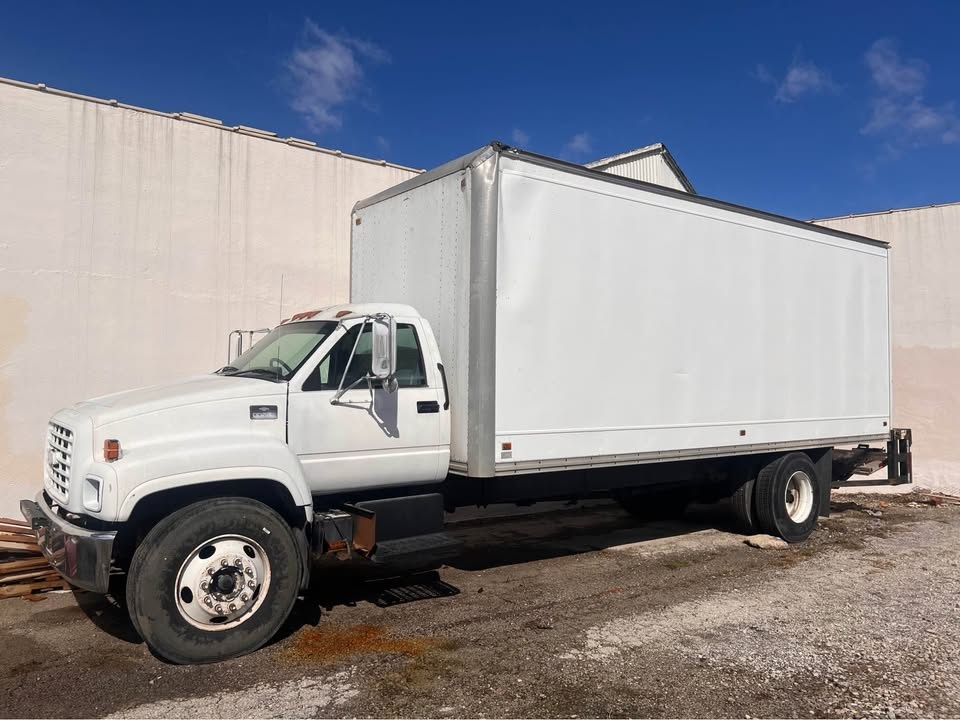 1999 Chevrolet C6500 Moving Truck 24&#039; - Image 1 of 1