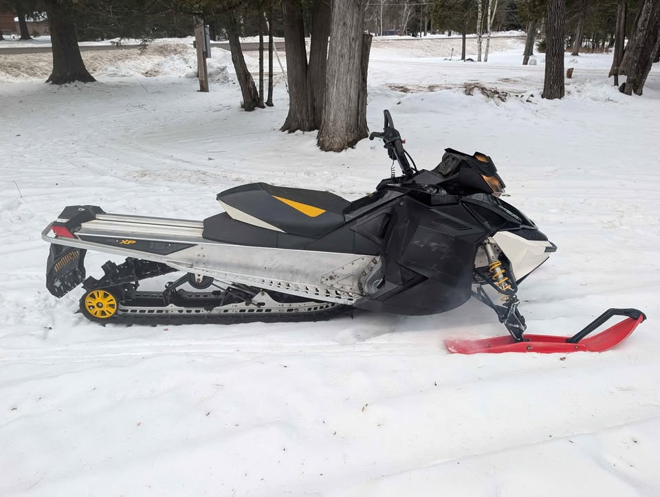 2009 Ski-Doo Summit Snowmobile - Image 1 of 1