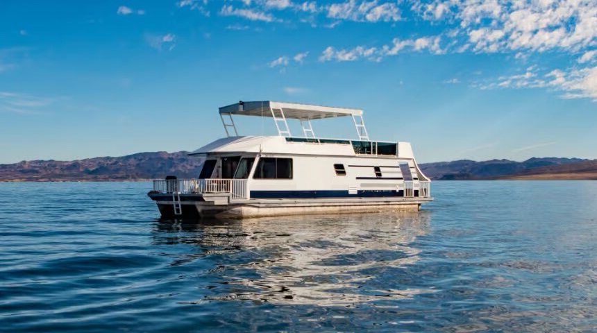 Stunning Houseboat in San Diego for Short/Long Term - Image 1 of 1