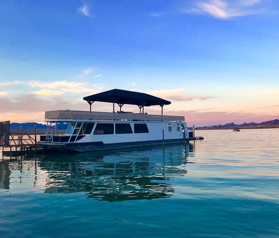 Houseboat on Lake Havasu: Sunset Views &amp; Serene Waters Await - Image 1 of 1