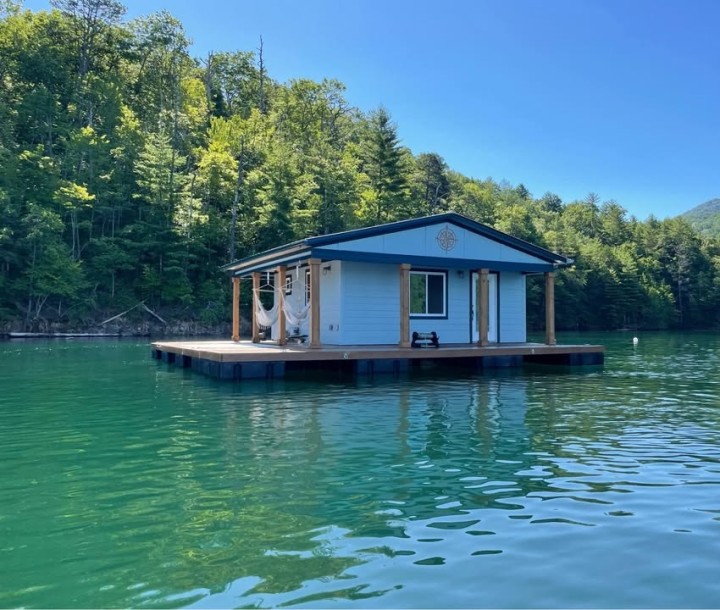 Romantic Floating Retreat Houseboat on Fontana Lake