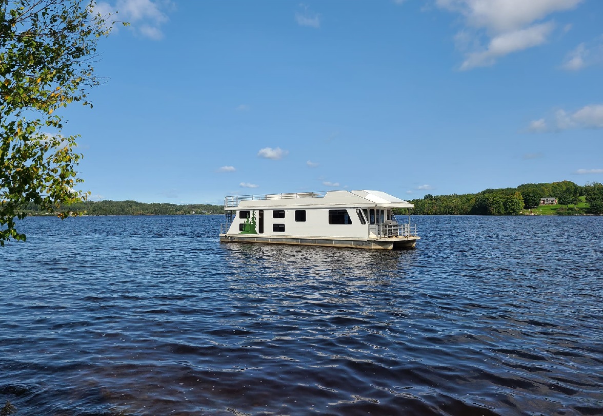 Adventure on the Water: Houseboat in Everglades - Image 1 of 1