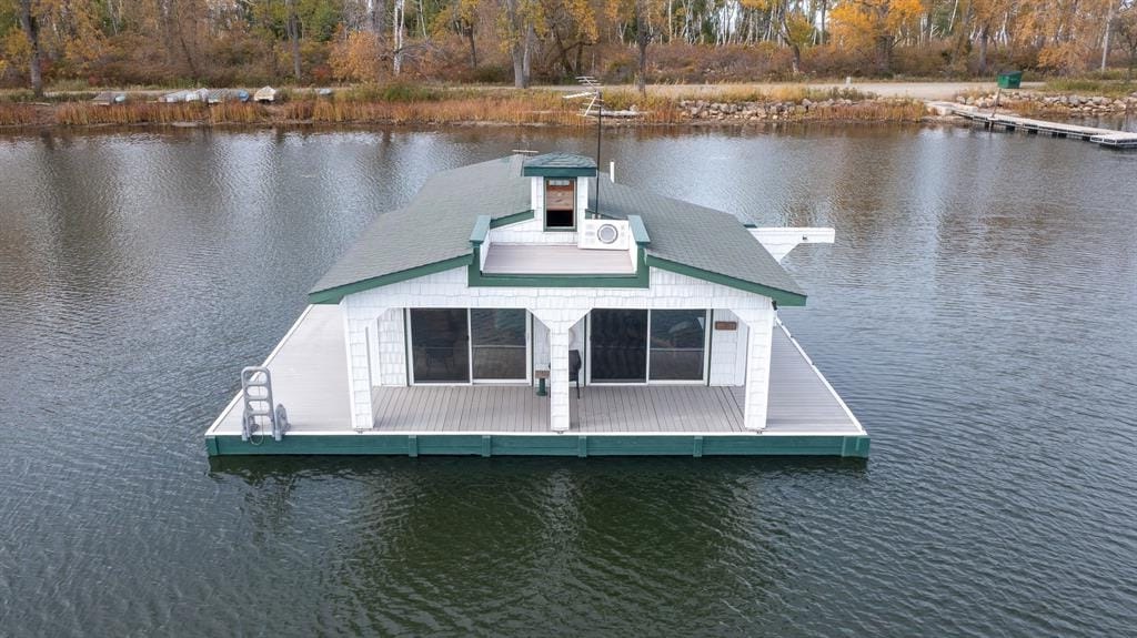Unique Houseboat Getaway on Lake Erie - Image 1 of 1