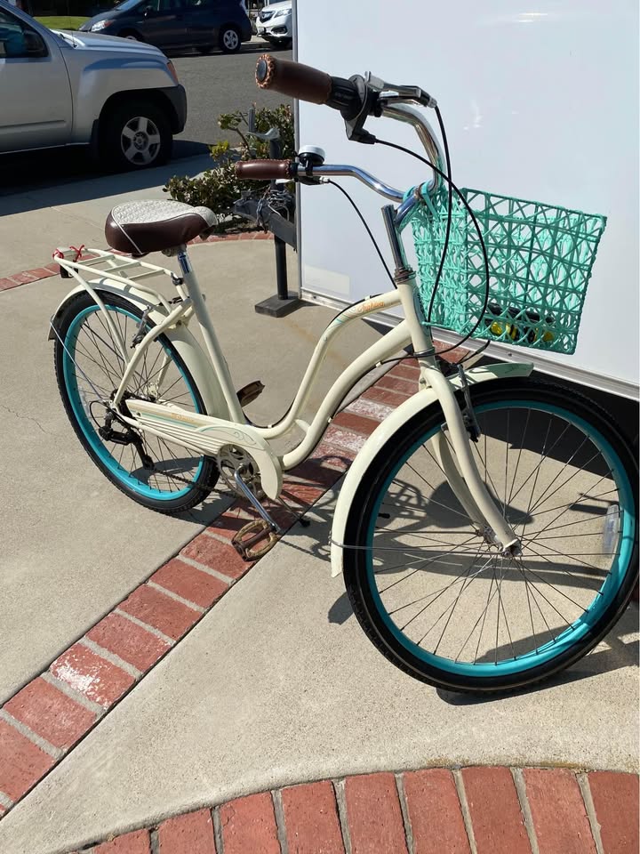 Women&#039;s 26&quot; Schwinn 5-Speed Bike - Rent Your Perfect Beach Cruiser - Image 1 of 1
