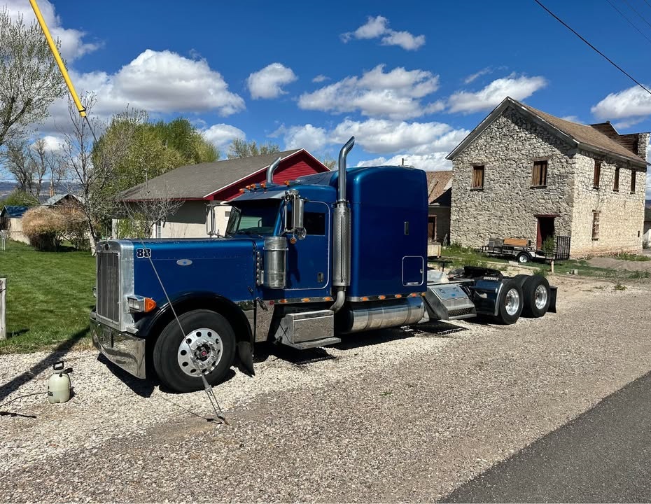 2005 Peterbilt 379 EXHD Semi Truck - Image 1 of 1