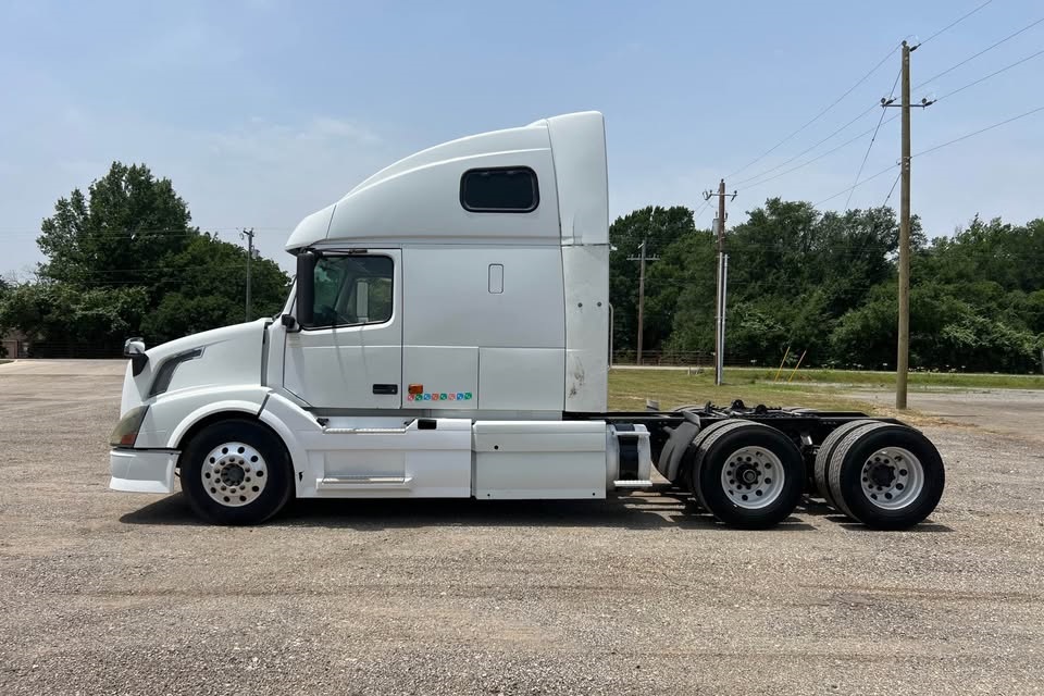2007 Volvo VNL 670 Semi Truck - Image 1 of 1