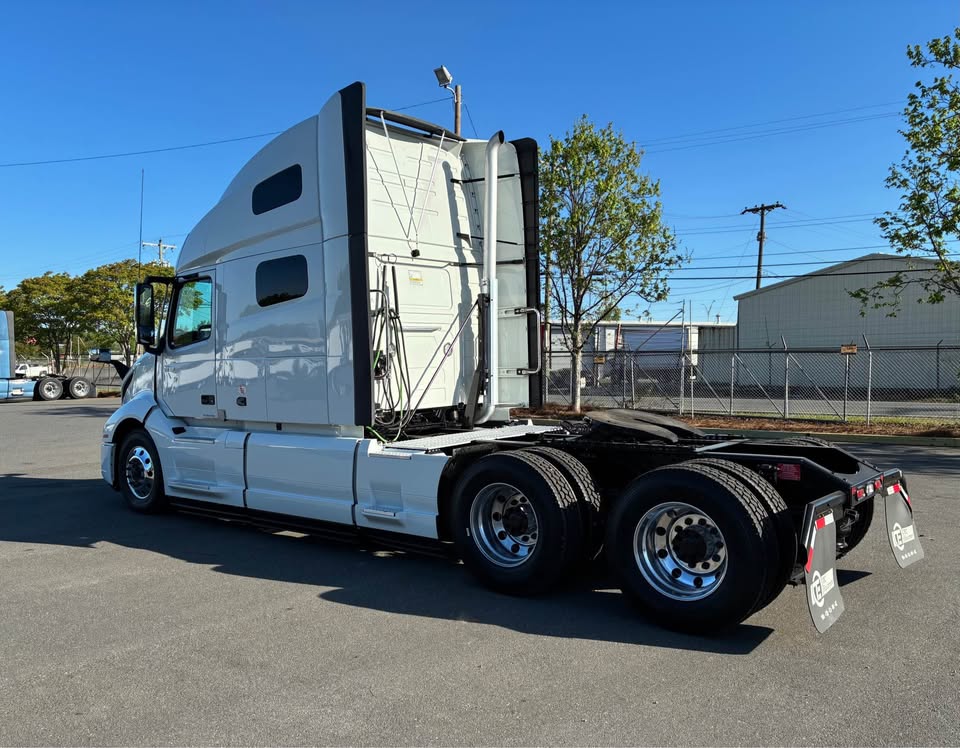 2023 Volvo VNL 760 Semi Truck - Image 1 of 1