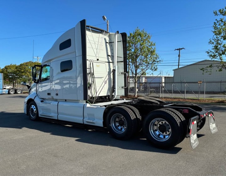 2023 Volvo VNL 760 Semi Truck