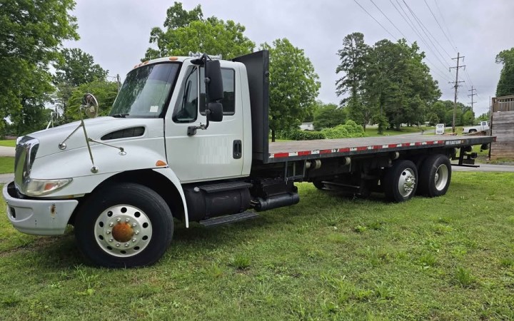 2005 International DT466 Engine 26ft Flatbed Truck