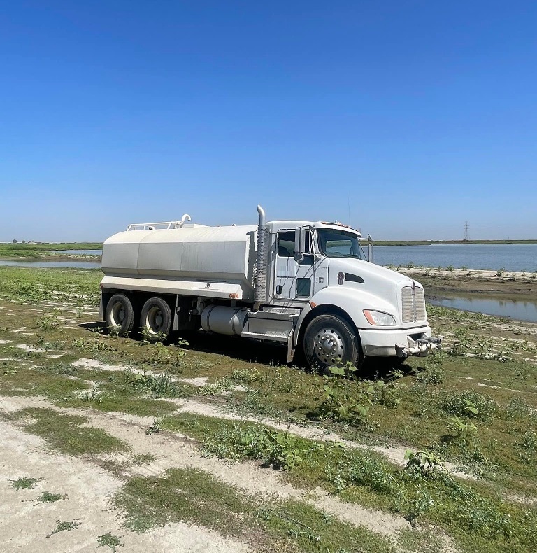 Reliable 4K-Gal Water Truck for Rent - Perfect for Farms &amp; Construction! - Image 1 of 1