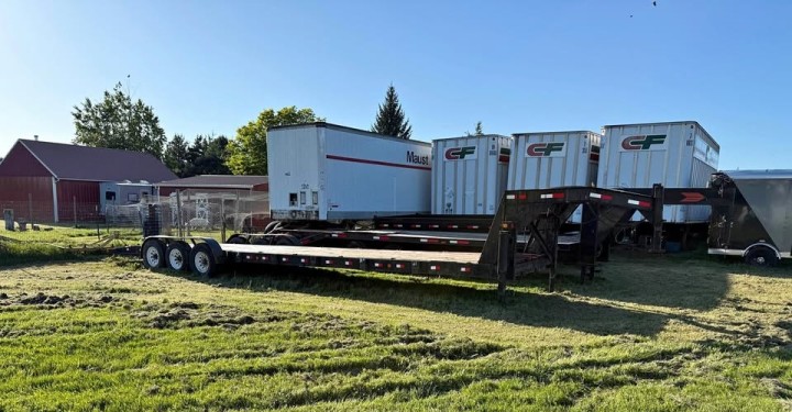 30ft Gooseneck Flatbed Trailer - Heavy-Duty 3-Axle Hauler - Rent in Seattle!