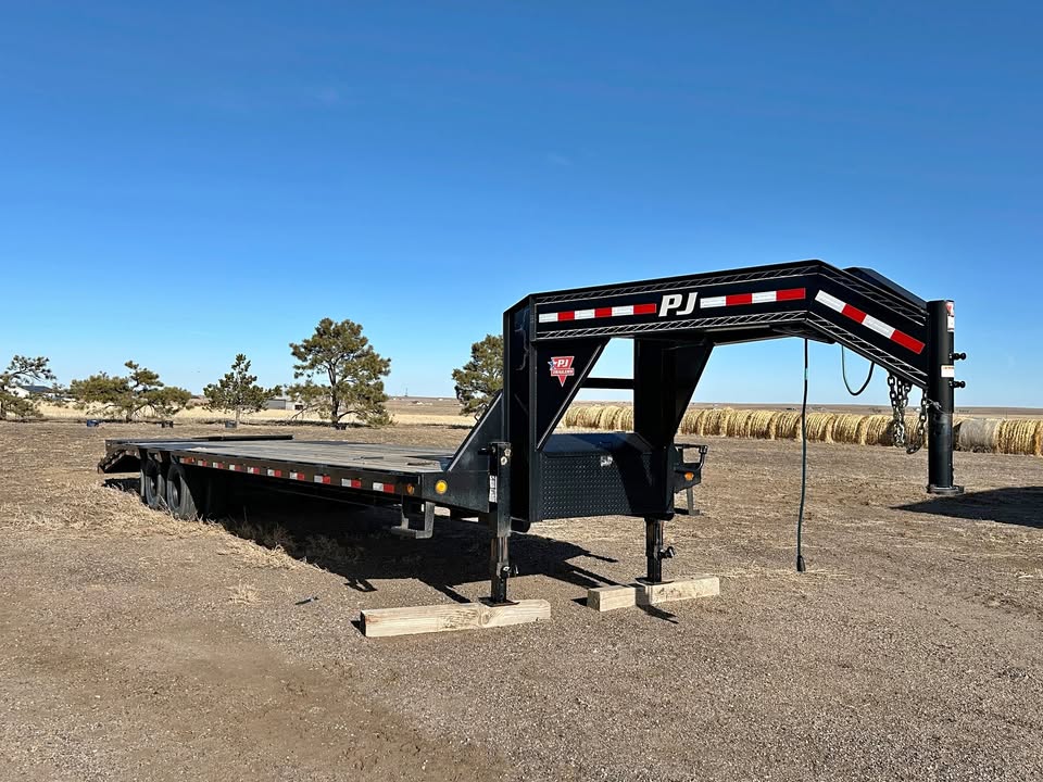 PJ LD322 32&#039; Gooseneck Flatbed Trailer - Low Deck Height for Equipment &amp; Machinery - Image 1 of 1