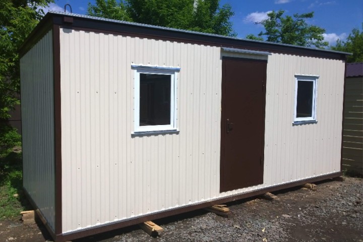 Comfortable 10m2 cabin for workers and foreman