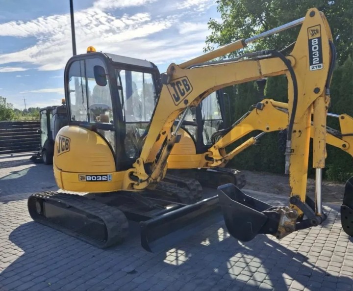 JCB 8032