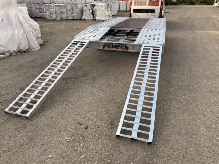 Car carrier trailer for transporting cars up to 2700 kg