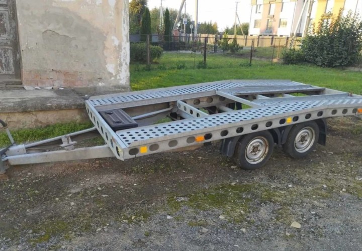 Two-axle carriage for transporting cars