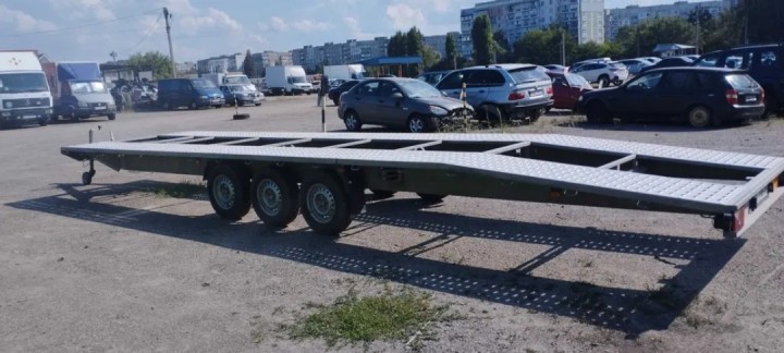 Three-axle carriage for transporting 2 cars